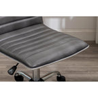 Chaise de bureau sans accoudoirs design côtelée en similicuir gris avec dossier mi-haut et pivotante